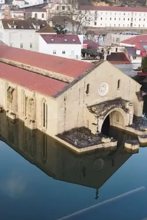 O convento de Santa Clara-a-Velha inundado.